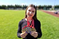 na fot.: Inga Kanicka prezentuje trzy medale – dwa złote indywidualnie i srebrny w sztafecie 4x400 m