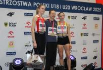na fot.: trzy najlepsze trójskoczkinie U20 w hali.