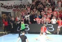 na fot.: szalony bieg Sandro Mestricia po tym jak obronił decydującego karnego