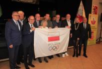 na fot.: Olimpijczycy przywieźli do Wysocka Wielkiego flagę olimpijską / fot. www.RC.fm