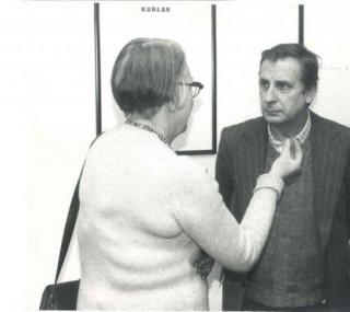 na fot.: Jan Tarasin na wernisażu w Galerii Piwna 20/26 z archiwum zdjęć (fot. dzięki uprzejmości Emilii Dłużniewskiej).