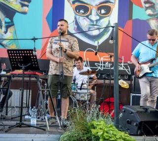 na fot.: ks. Marcin Walczak i zespół VINTAGE, koncert / fot. Roman Kazimierz Urbaniak