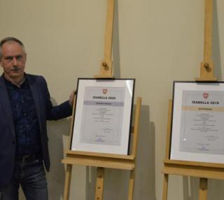 na fot.: Witold Banach / dyrektor Muzeum Miasta w Ostrowie Wielkopolskim ze zdobytymi nagrodami "Izabela"