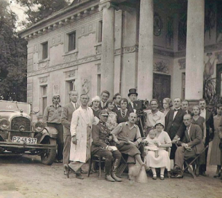 na fot. Archiwalne zdjęcie aktorów i rodziny Lipskich z 1933 roku / fot. Muzeum w Lewkowie