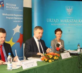 od lewej: Grzegorz Potrzebowski, dyrektor Departamentu Polityki Regionalnej, Marek Woźniak, Marszałek Województwa Wielkopolskiego, Sylwia Wójcik, wicedyrektor Wojewódzkiego Urzędu Pracy w Poznaniu.