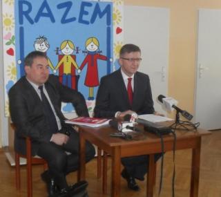od lewej: Mariusz Witczak, szef Wydziału Edukacji Urzędu Miejskiego w Kaliszu i Dariusz Grodziński, wiceprezydent Kalisza