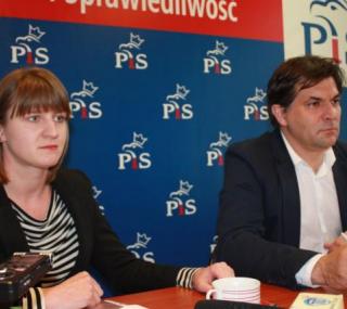 od lewej Agnieszka Michalak - kandydatka PiS na wójta gminy Ceków i radną do Rady Powiatu Kaliskiego, Piotr Kaleta - kandydat PiS na wójta gminy Godziesze i radnego do Rady Powiatu Kaliskiego