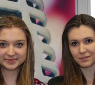 od lewej Oliwia Nadarzycka i Dominika Antczak (III LO Kalisz)