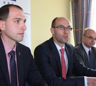 wiceprezydent Piotr Kościelny, prezes Filip Żelazny i wiceprezydent Artur Kijewski (PiS)