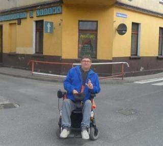 Radny Mieczysław Łapa przed dawną restauracją