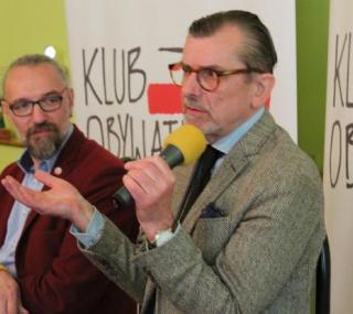 na fot. od lewej: Mateusz Kijowski / lider KOD i Cyprian Kościelniak / artysta-grafik