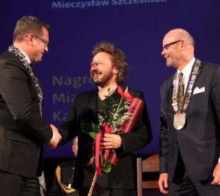 na fot: Grzegorz Sapiński / prezydent Kalisza, Mieczysław Scześniak / laureat Nagrody miasta Kalisza, Andrzej Plichta / przewodniczący Rady Miejskiej Kalisza/ PiS. Anna Błaszczyk