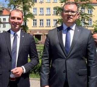 na fot. od lewej: Piotr Kościelny / wiceprezydent Kalisza, Grzegorz Sapiński / prezydent Kalisza