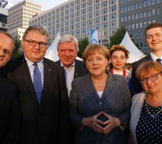 na fot. drugi z lewej: Krzysztof Grabowski / wicemarszałek województwa wielkopolskiego z Angelą Merkel / kanclerz Niemiec