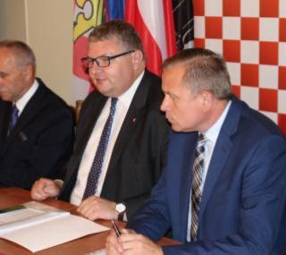 na fot. od lewej: Lech Gnerowicz / radny Rady Powiatu Kaliskiego, Krzysztof Nosal / starosta kaliski, Krzysztof Grabowski / wicemarszałek Województwa Wielkopolskiego, Mieczysław Łuczak / przewodniczący Powiatu Kaliskiego, Jan Kłysz / wicestarosta