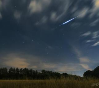 na fot.: meteor na tle Wielkiego Wozu / fot.: Michał Nyklewicz (AstroNiki)