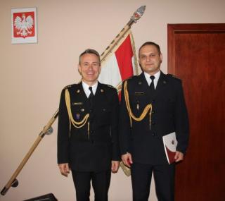 na fot. od lewej: st. kpt. Andrzej Bartkowiak / komendant wojewódzki PSP; st. kpt. Sławomir Kotoński / nowy komendant kaliskiej straży pożarnej; fot. Łukasz Duszak