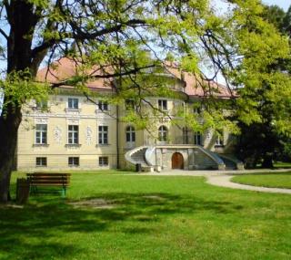 na fot. pałac w Lewkowie