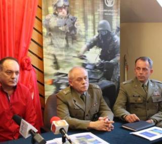 na fot. od lewej: Stanisław Trzepacz / przewodniczący Powiatowej Komisji Lekarskiej, płk Andrzej Krupiński / Wojskowy Komendant Uzupełnień, mjr Jerzy Sobczak / szef Wydziału Rekrutacji