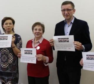 na fot. od lewej: Paweł Kleczewski / Partia RAZEM, Barbara Oliwiecka / .Nowoczesna, Grażyna Błasik / KOD Kalisz, Dariusz Grodziński / Platforma Obywatelska, Jacek Michalski / Związek Nauczycielstwa Polskiego O/Kalisz