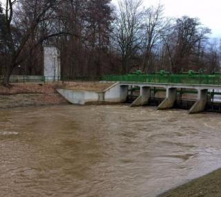 na fot. Choć poziom wody w Prośnie jest wyższy, zagrożenia powodzią w Kaliszu póki co nie ma