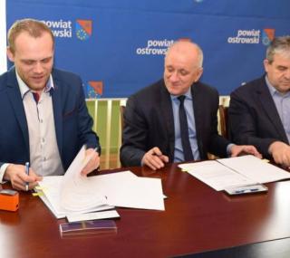 na fot.: Mariusz Brandt / CUBE, Paweł Rajski / starosta ostrowski, Roman Pacholczyk / wicestarosta ostrowski