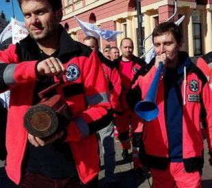 na fot.: protest ratowników medycznych