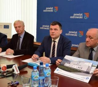 na fot.: Henryk Szulc i Stanisław Pułkownik/PBO, Dariusz Bierła / dyrektor szpitala, Paweł Rajski / starosta ostrowski