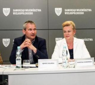 na fot. od lewej: prof. dr hab. Jerzy Babiak, członek Miejskiej Rady Seniorów, Jędrzej Solarski - zastępca prezydenta Poznania, Marzena Wodzińska z Zarządu Województwa Wielkopolskiego oraz Przemysław Wiśniewski - prezes Fundacji „Zaczyn"