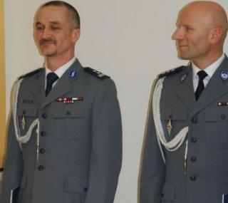 na fot. od lewej: mł. insp. Roman Pisarski / komendant KPP Pleszew, kom. Tomasz Mimier / zastępca komendanta KPP Pleszew