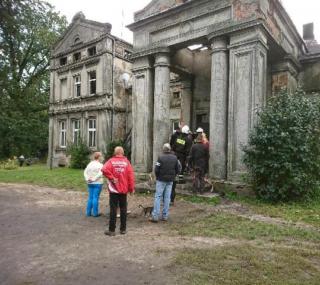 na fot.: ewakuacja mieszkańców pałacyku / fot. słuchacz radiaCENTRUM