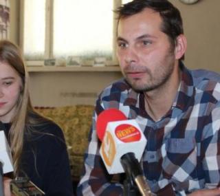 na fot. od lewej: Karolina Caruk, Tomasz Jeżyk / organizatorzy "Biegu Tulipanów" 2017