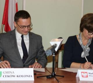 na fot. od prawej: Marlena Maląg / wicewojewoda wielkopolski, Mariusz Chojnacki / wójt gminy Ceków Kolonia