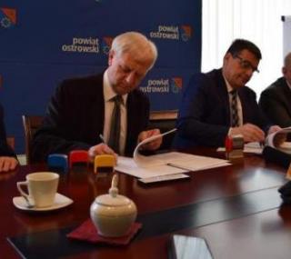 na fot.: Stanisław Pułkownik /PBO Ostrów, Dariusz Bierła /dyrektor szpitala, Paweł Rajski / starosta ostrowski, Piotr Skoczylas / wicedyrektor szpitala