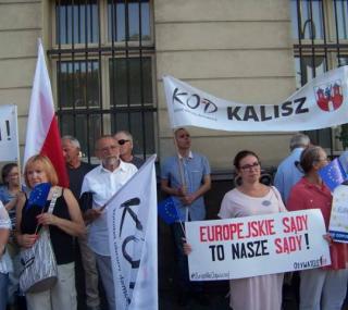 na fot.: manifestacja 11 czerwca przed kaliskiem sądem