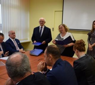 na fot: nowi radni w powiecie ostrowskim
