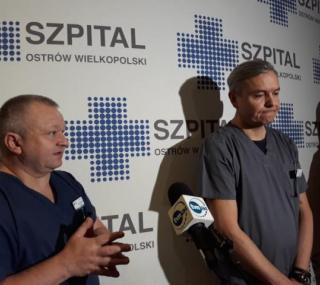 na fot. od lewej: Krzysztof Grala / szef oddziału intensywnej terapii dla dzieci ostrowskiego szpitala; Witold Miaśkiewicz / szef oddziału Wielkopolskiego Centrum Leczenia Oparzeń.