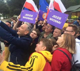 na fot. Robert Biedroń spotkał się ze swoimi zwolennikami na ostrowskich Piaskach podczas majOSTaszków