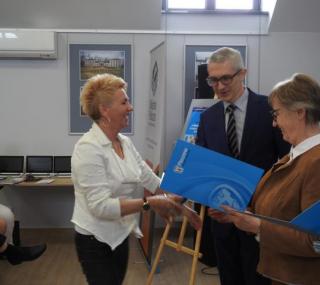 na fot.: Beata Mofina - nowa sołtys Kowalewa odbiera nominację
