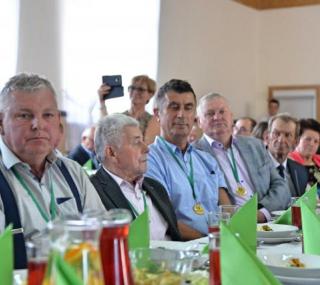 na fot.: Odznaczeni medalami sołtysi z powiatu ostrowskiego