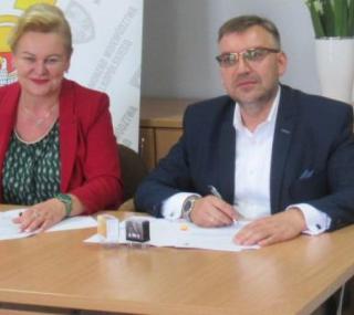na fot. od lewej: Marzena Wodzińska / członek Zarządu Urzędu Marszałkowskiego w Poznaniu, Anatol Piaskowski / wójt Gminy Sieroszewice