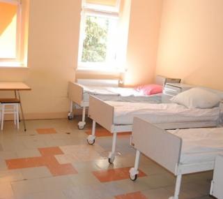 na fot. Tak wyglądają sale poporodowe przed remontem