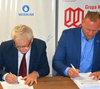 na fot. oficjalne podpisanie umowy