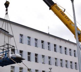 na fot.: Tomograf został ulokowany w pracowni szpitala przy pomocy dużego dźwigu; fot. Facebook Pawła Rajskiego