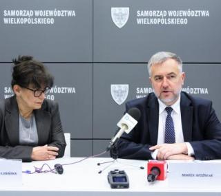 na fot. od lewej: Elżbieta Kuzdro-Lubińska / skarbnik województwa wielkopolskiego; Marek Woźniak / marszałek województwa wielkopolskiego
