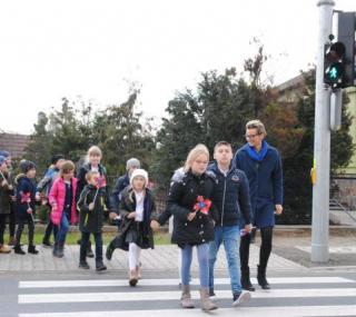 na fot.: dzieci z pobliskiej szkoły jako pierwsze sprawdziły, czy światła działają prawidłowo; fot. Powiat Ostrowski