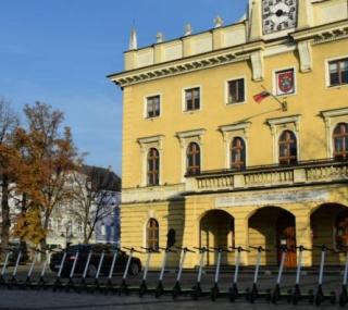 fot. Pierwsze elektryczne hulajnogi dostępne w Ostrowie Wielkopolskim / fot. facebook Beaty Klimek