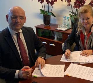 na fot. od lewej: Radosław Kołaciński / dyrektor kaliskiego szpitala; Marzena Wodzińska / Zarząd Województwa Wielkopolskiego