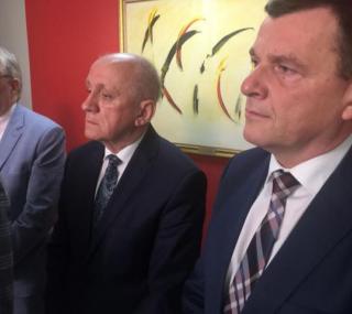 fot. od lewej: Andrzej Biliński / dyrektor Sanepidu w Ostrowie Wielkopolskim; Paweł Rajski / starosta ostrowski; Dariusz Bierła / dyrektor szpitala w Ostrowie Wielkopolskim