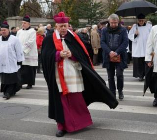na fot. biskup senior Stanisław Napierała